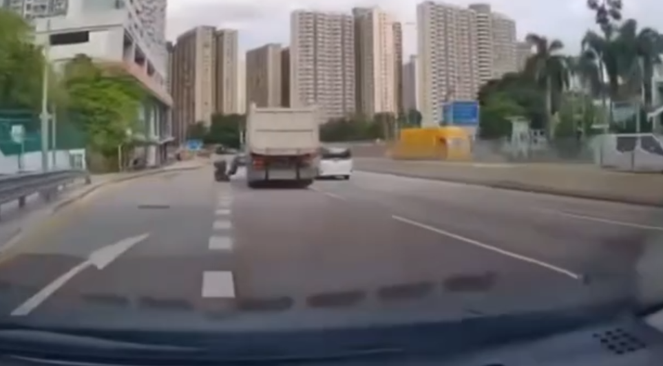 車Cam直擊｜泥頭車黃大仙與電單車起碰撞　鐵騎士飛出車外勁驚險