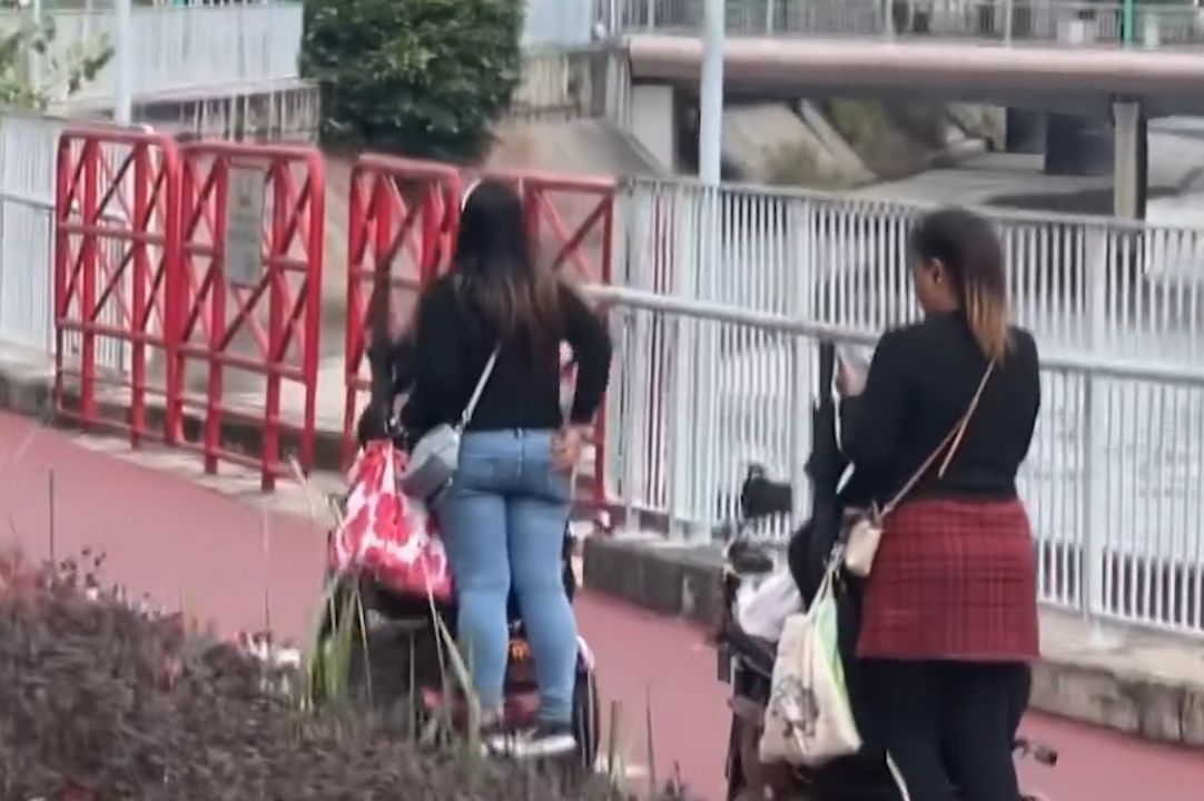 有片｜屯門兩電動輪椅單車徑奔馳，後面仲「載客」勁滋悠！