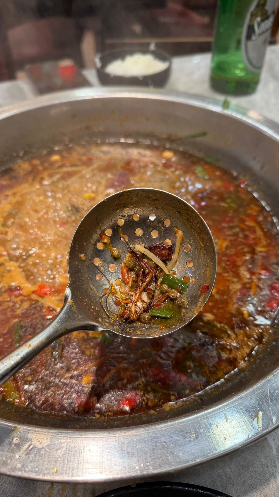 東張西望報料｜土瓜灣烤魚驚現整隻曱甴　食客食到尾先發現　食環回覆引爭議？ （土瓜灣居民陳太報料《東張+》圖片）
