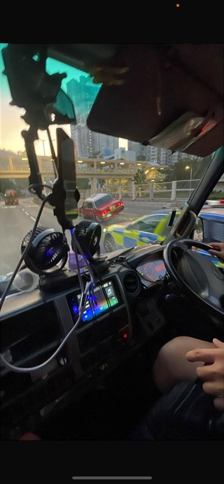 寶琳的士大玩雜技玩跨欄鏟上石壆　網民揶揄：腳底痕忘記用「愛膚堅」（Facebook／高啟恩）