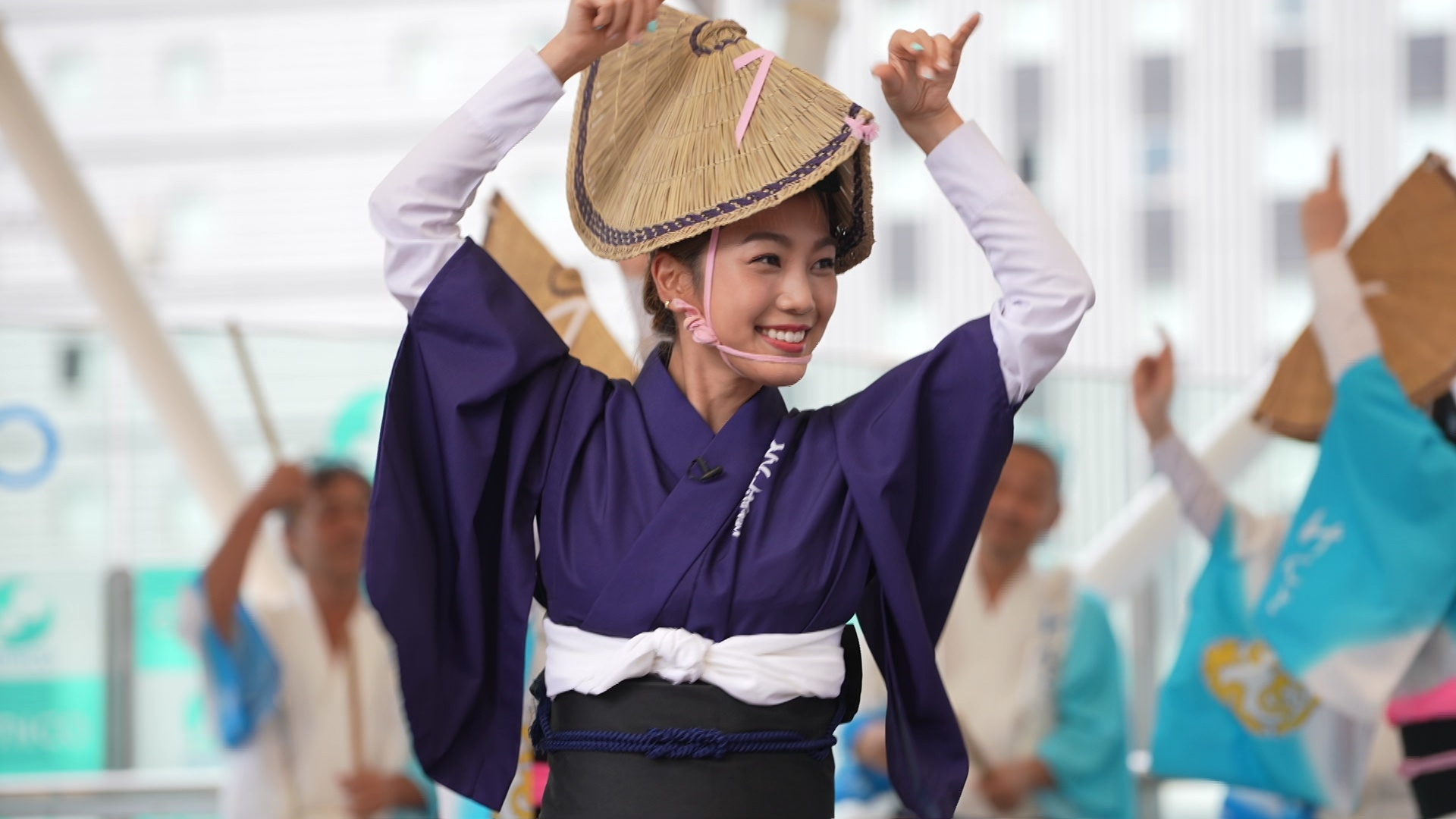 Lesley學跳阿波舞，仲要即場表演。