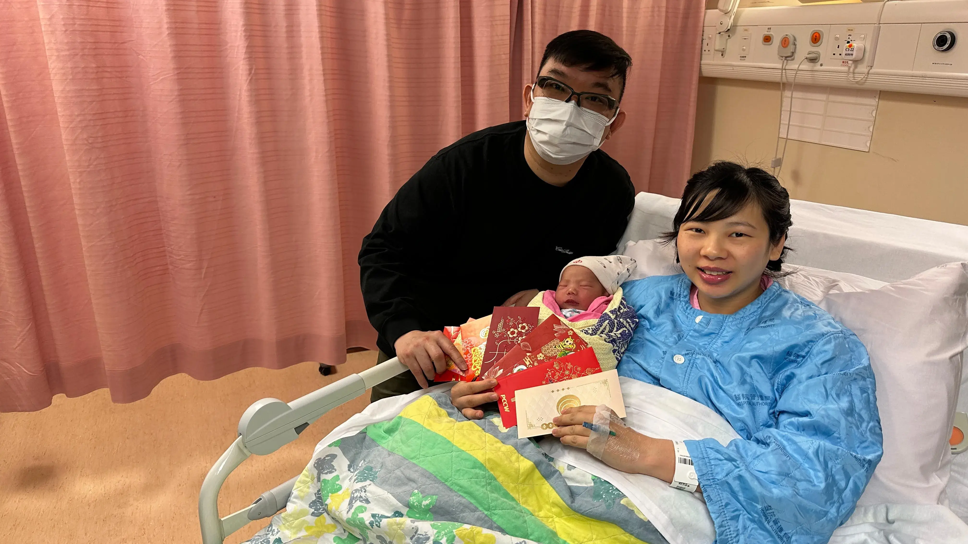 元旦BB｜男嬰遲預產期一周搶閘出世。(醫管局提供)