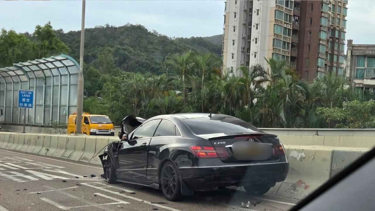 洪天路今日（19日）早上發生交通意外，一輛黑色平治私家車疑失控撞向路中石壆，車頭嚴重損毀，碎片散落一地。