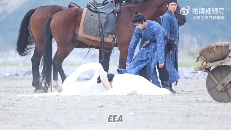 孟子義拍戲不慎發生意外摔倒。 圖／擷自微博