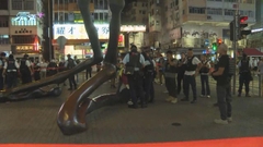 社民連主席手持黃花及蠟燭現身銅鑼灣 被帶上警車離開