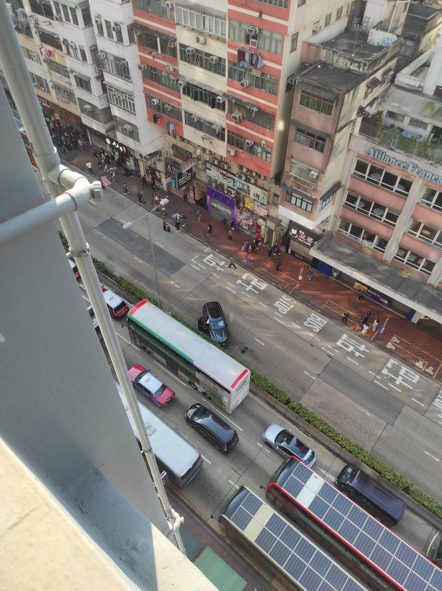 佐敦道私家車疑失控炒上行人路。(FB@林志垣)