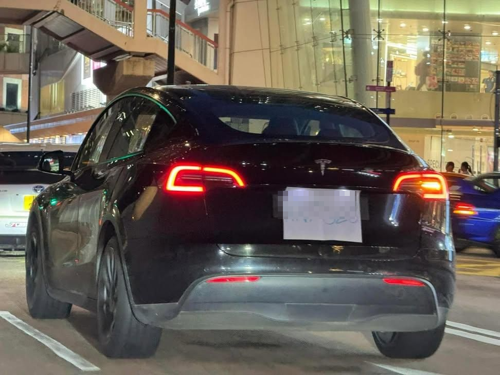 港Tesla掛手寫車牌公然馬路行駛