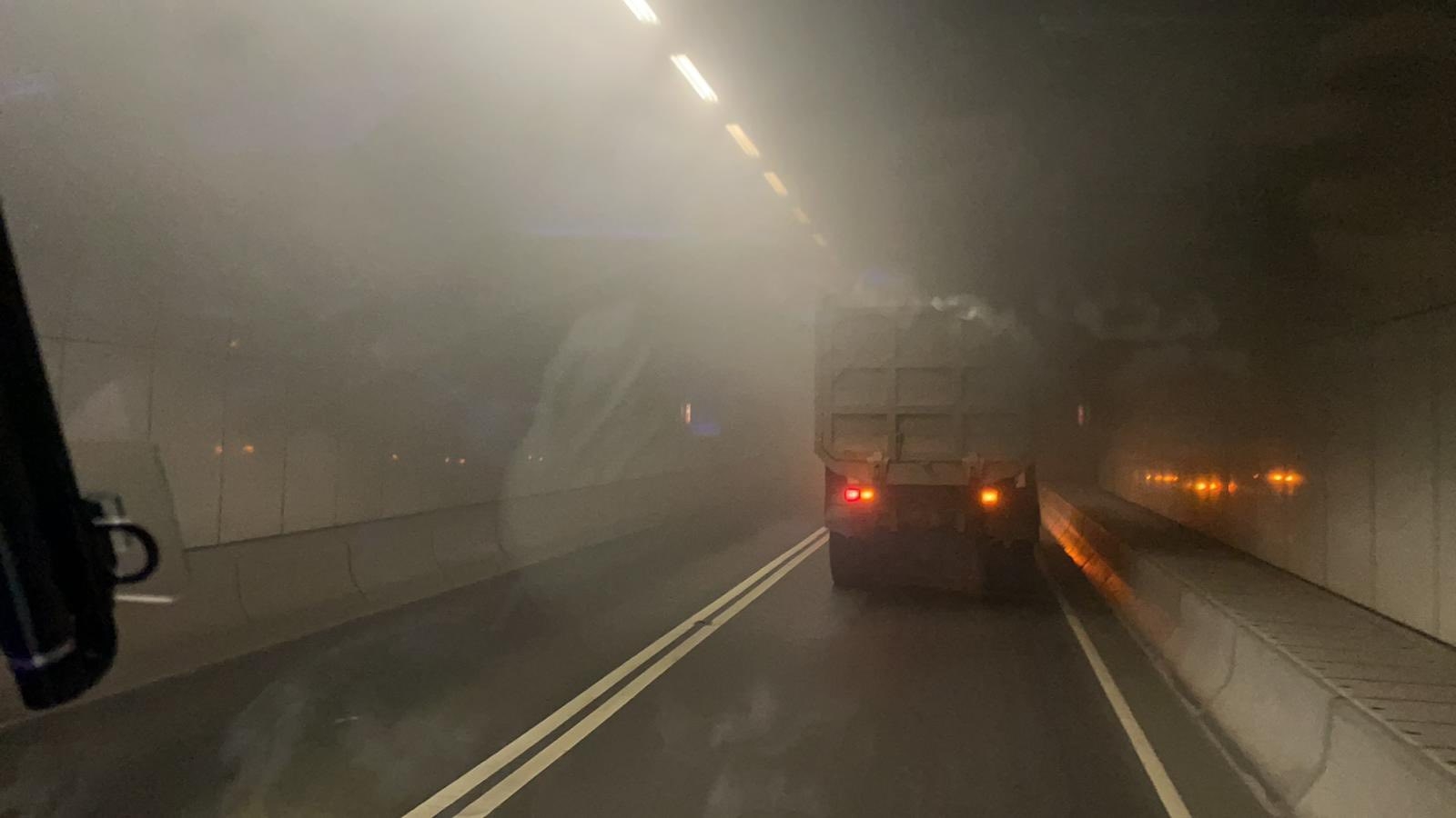 一輛泥頭車沿龍山隧道往香園圍方向行駛，期間車身突然冒出濃煙，隨即起火。
