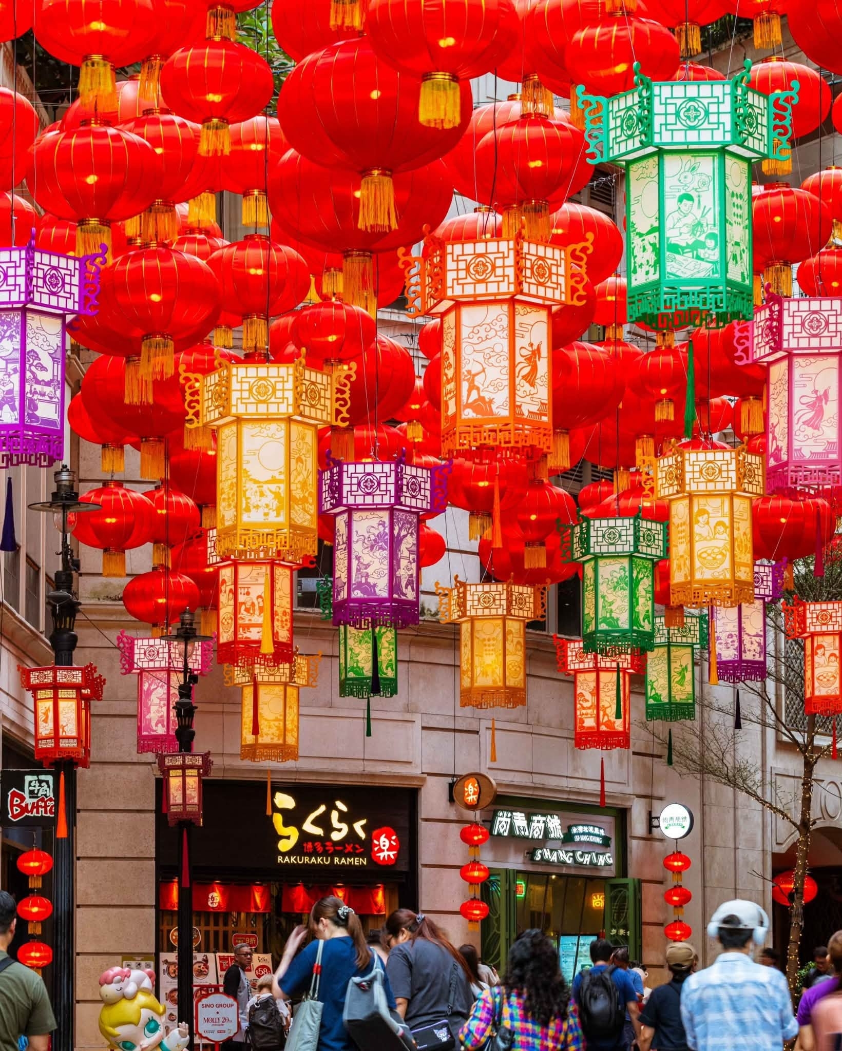 可能是一或多人和文字的圖像