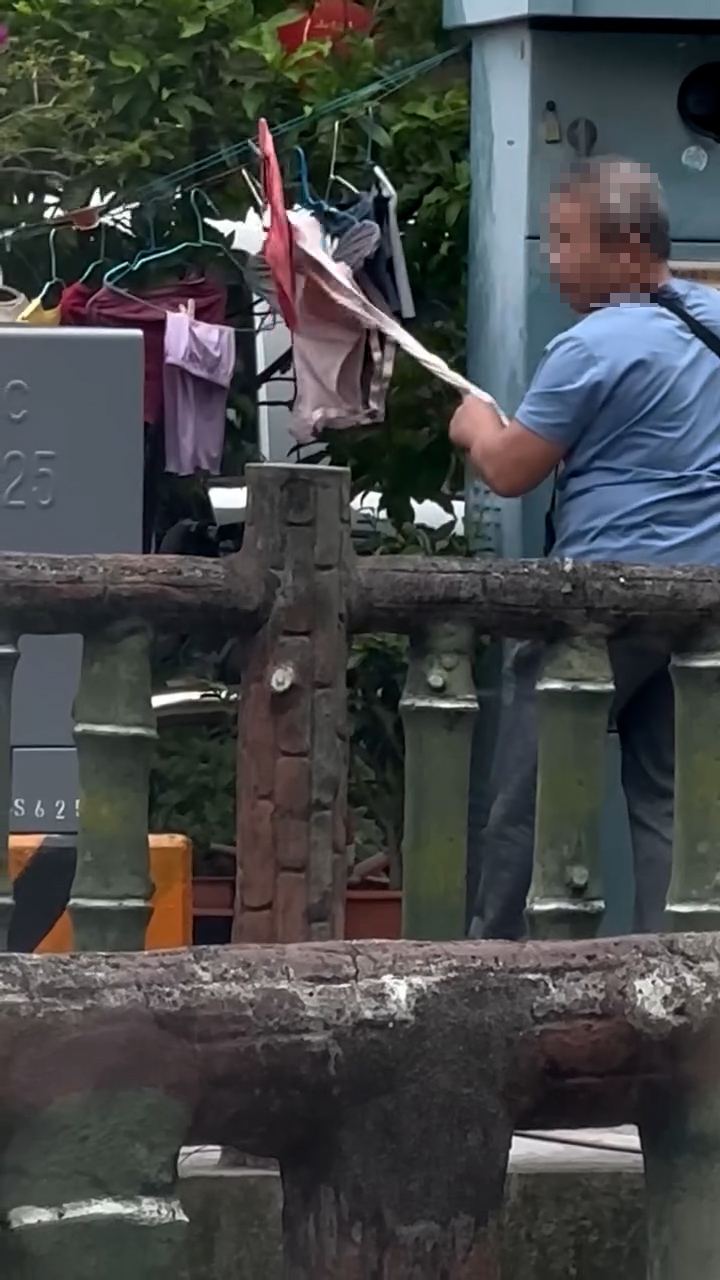 老翁再次四處張望後，出手盜去一件內衣，將其迅速收入袋中，並離開現場。（Threads影片截圖／liang_850526）
