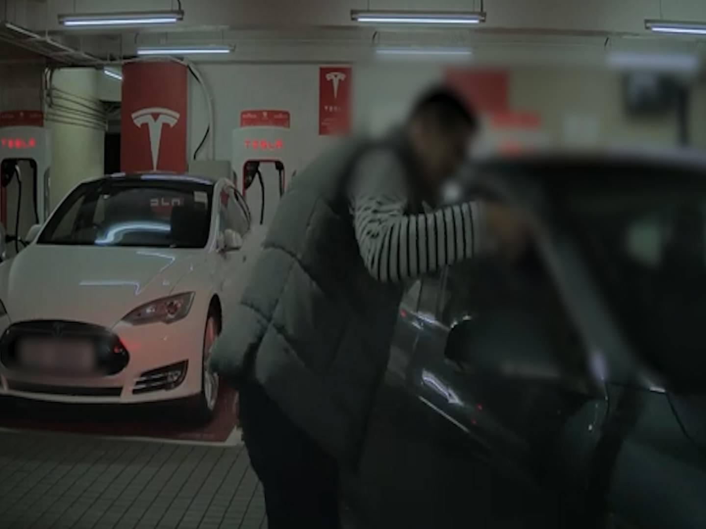 Tesla女司機停車場泊車有人睇實都揩花對面