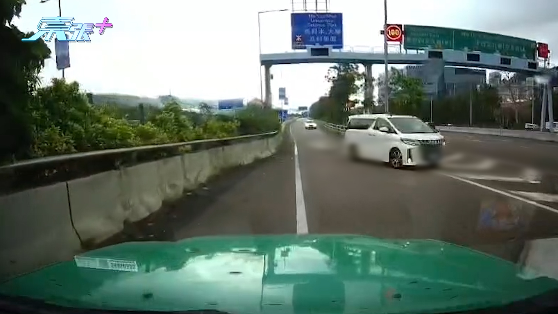 車Cam直擊｜大學迴旋處司機「連中兩元」　遇中港車及P牌車逆線入公路