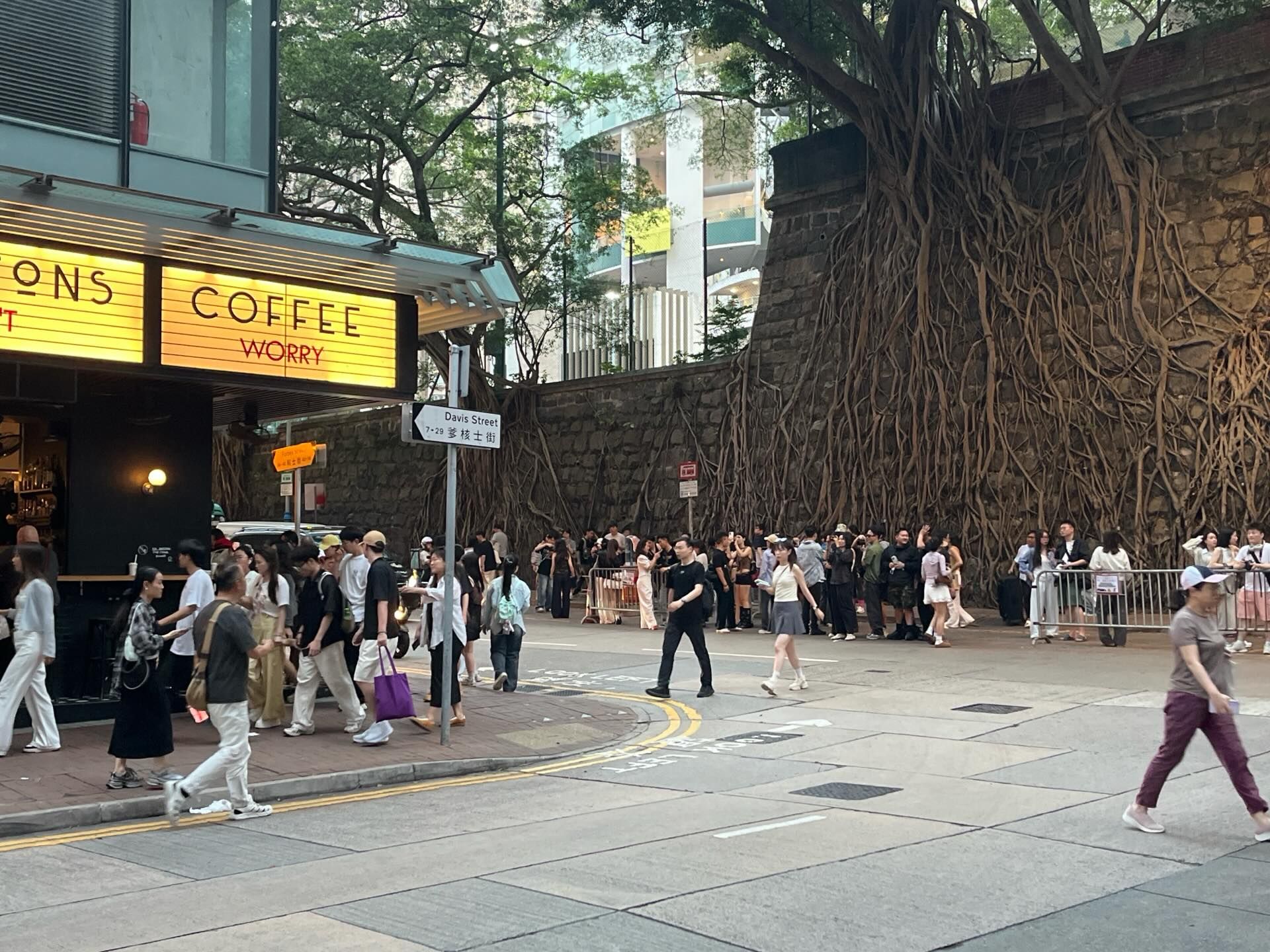 位於堅尼地城的咖啡店成了打卡地點，多名遊客前往拍照打卡，甚至一度走出馬路。