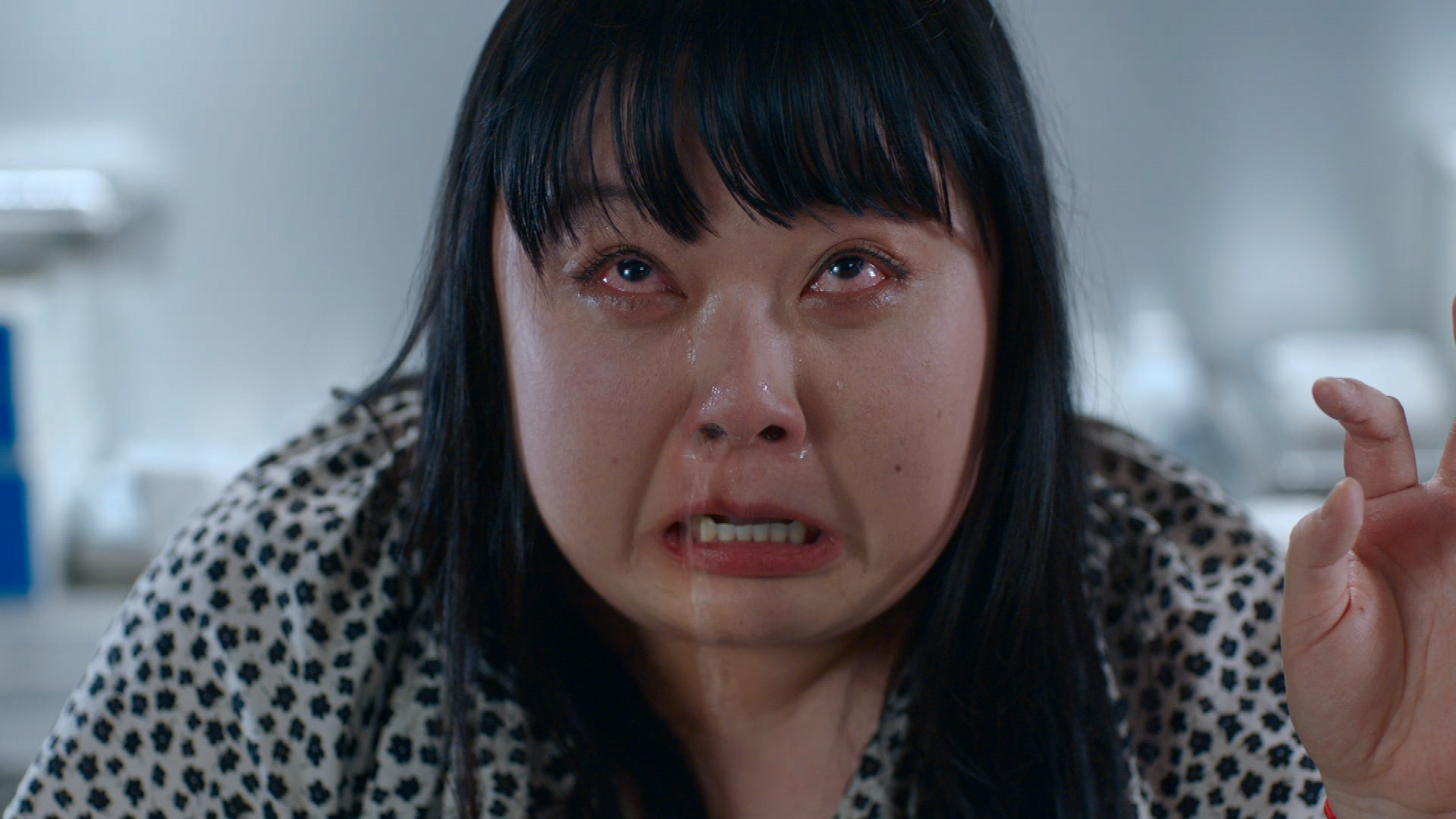 瑪麗姐（陳嘉佳飾）淚流不止。