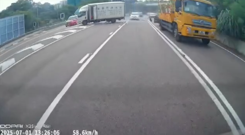 車Cam直擊｜吐露港公路貨車開快車失控　打「白鴿轉」飄移連跨3線