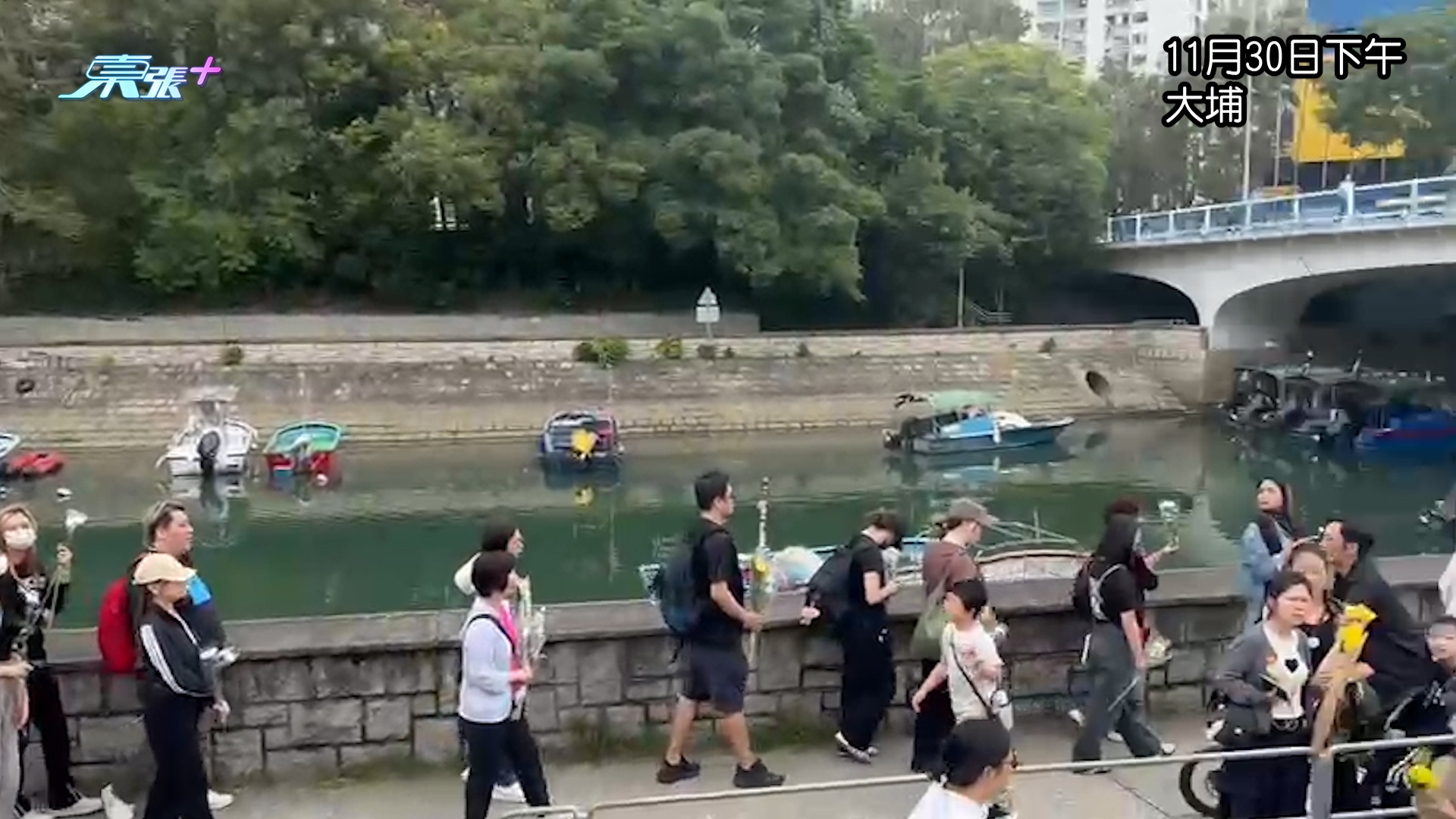 大埔宏福苑五級火｜東張+現場直擊　大埔弔唁處多人獻花　人龍排近大埔超級城