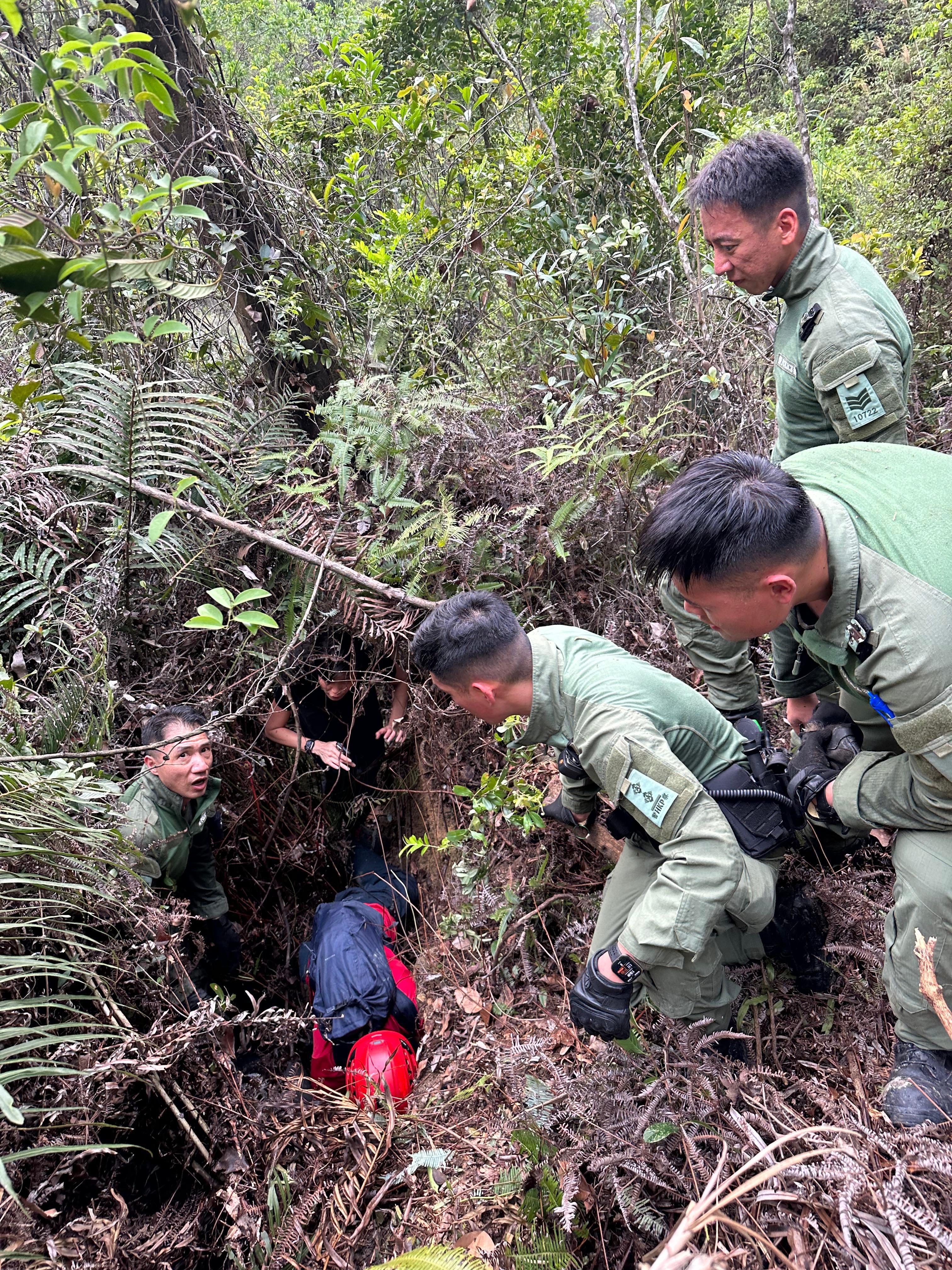 79歲內地男子日前在麥理浩徑行山時失蹤，今日（4月6日）搜救人員於關帝廟附近尋回男子，他現時清醒。（警方圖片）