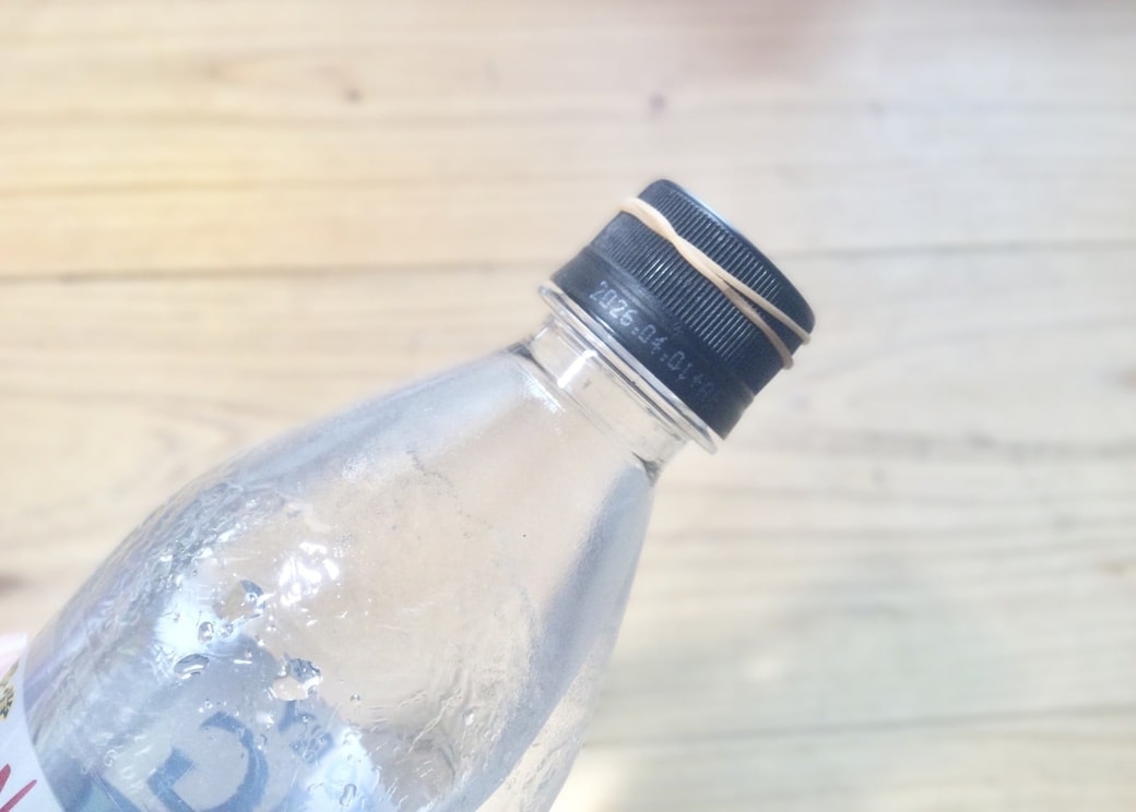 ペットボトルのフタに輪ゴムを巻く