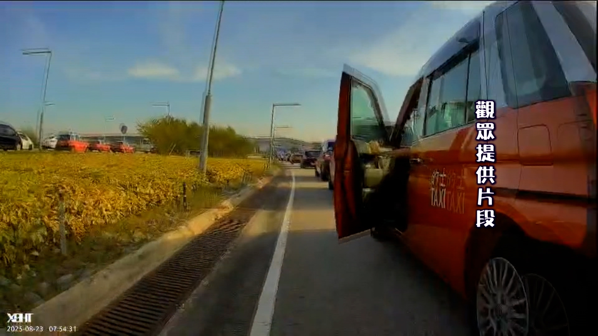 電單車司機梁先生表示，周六約7時50分，當時往航天城方向的路上正在塞車，有一輛的士的車門突然打開，一名乘客下車，令到梁先生駕駛的電單車倒下。