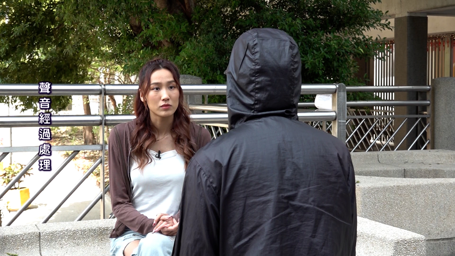 報料觀眾Chris於黃昏時分，在佐敦谷古廟附近被兩隻狗吠和追趕。