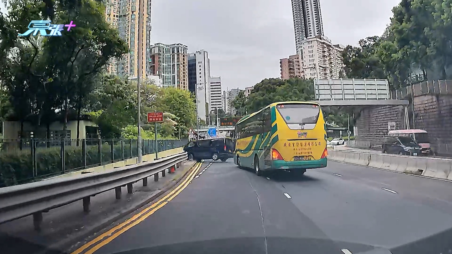 東張西望報料｜何文田公主道旅遊巴疑撞客貨車　車Cam直擊客貨車失控翻側前一刻