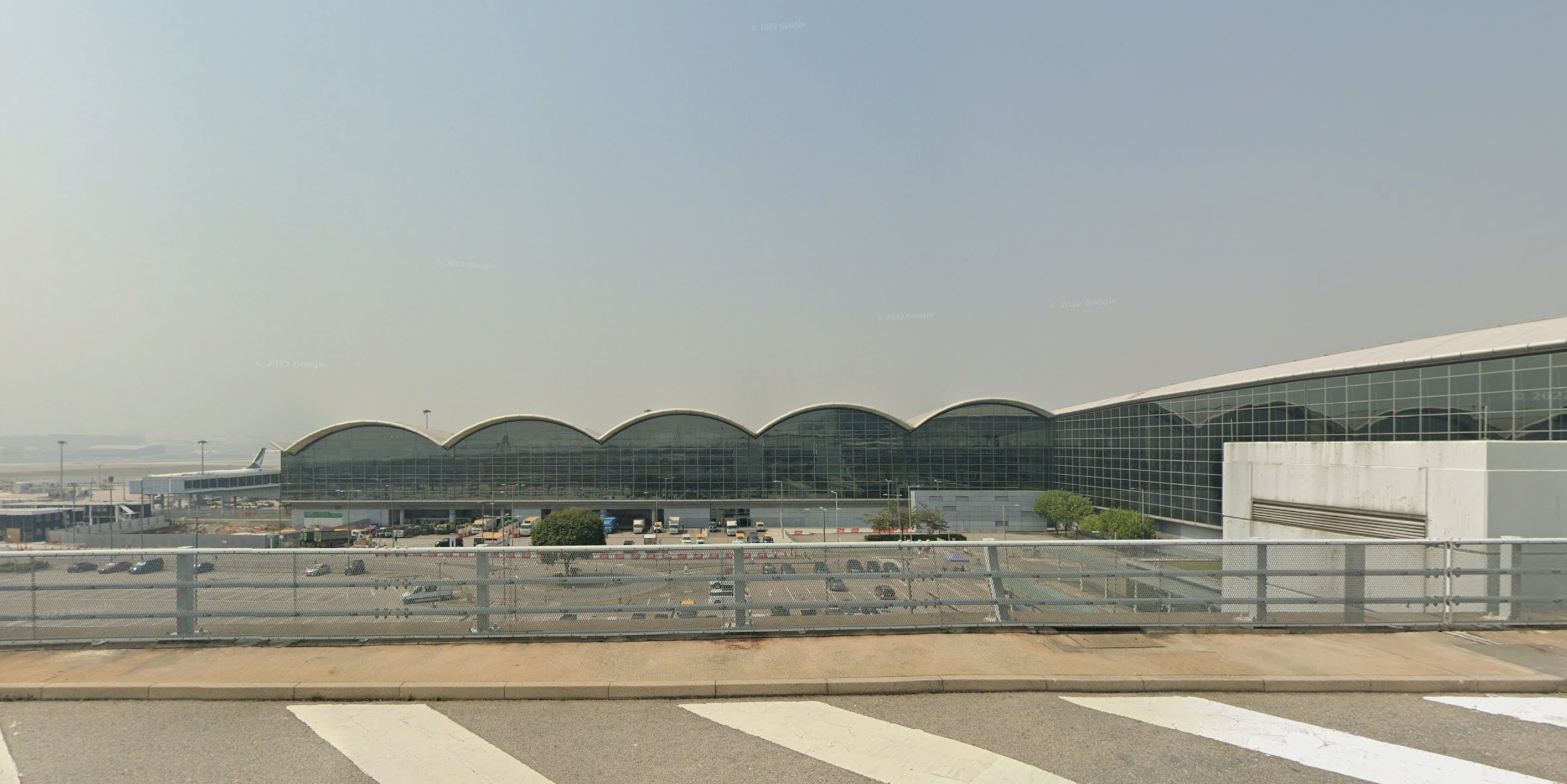 機場昨日（8日）發生一宗行李藏毒販毒案件，警方拘捕一名男乘客，並帶走的士司機協助調查。