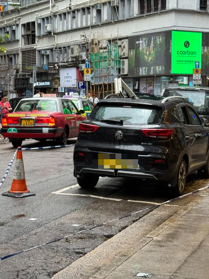 尖沙咀打風前「天降飛窗」擲中私家車　網民笑稱：九月飛窗或有重大冤情