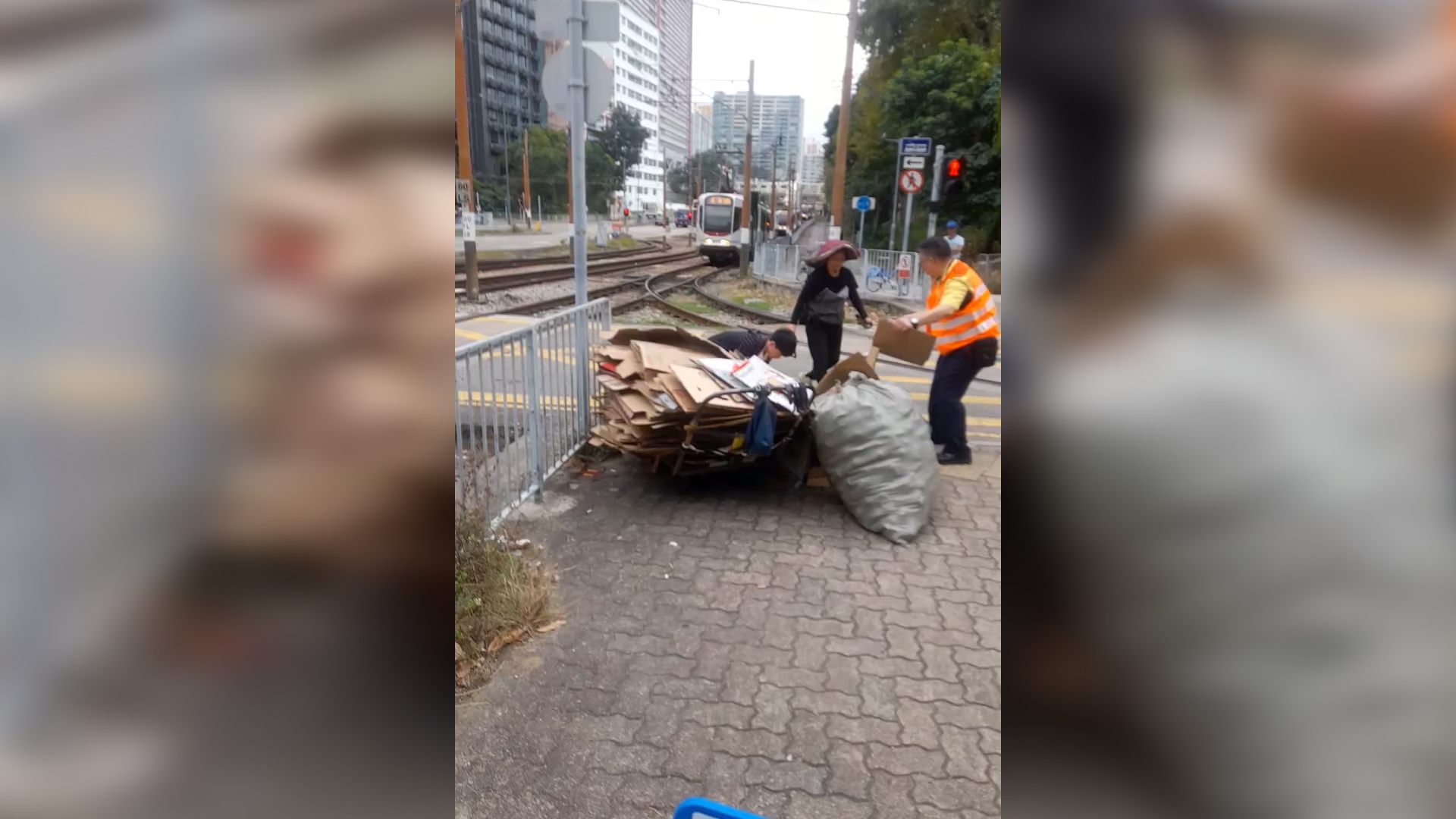 東張西望報料｜屯門紙皮婆婆過馬路跌晒紙皮落地　輕鐵車長出手協助「好有愛」