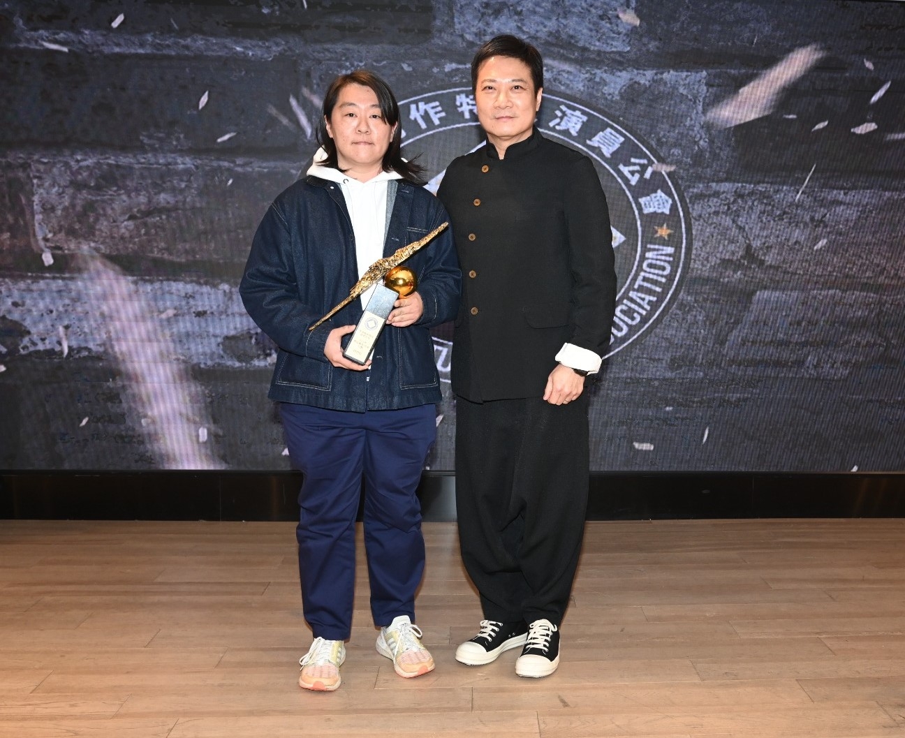 會長錢嘉樂追頒貢獻獎予徐忠信(大師兄), 由大師兄女兒代領