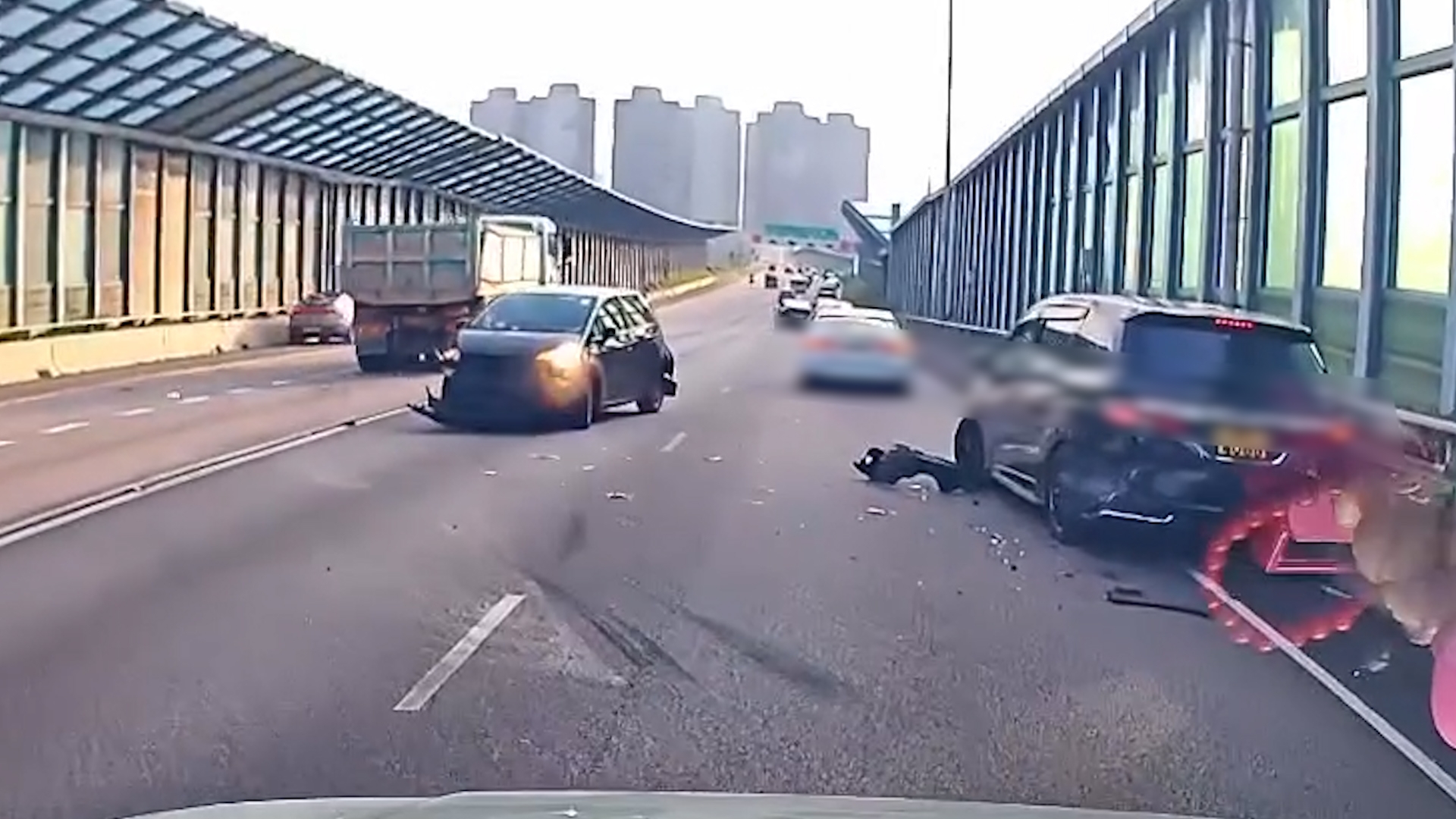 車Cam直擊｜吐露港公路4車串燒　客貨車閃避鏟路肩　後車收掣不及 （FB@車cam L（香港群組）／Right Too）