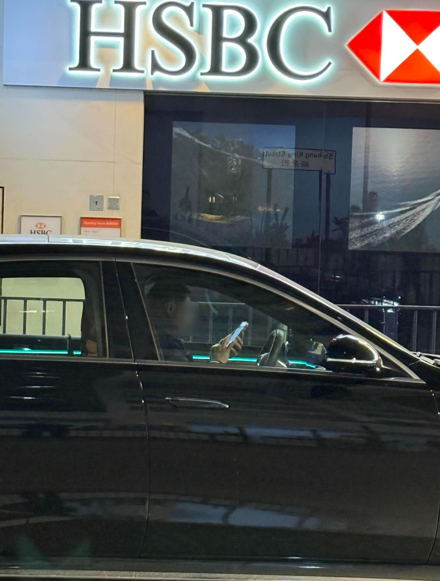 特權車香港橫行「冇王管」？黃埔花園外公然停車激死街坊：玩手機塞住條路