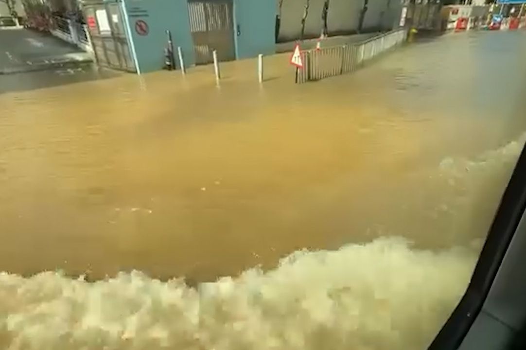 青衣警署正門前爆水管，泥水淹行人路及馬路。(現場影片截圖)