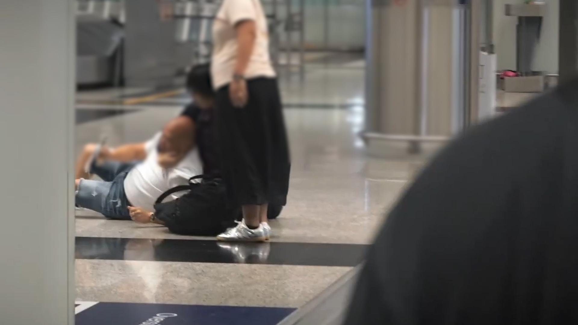 機場MMA｜護女父大戰四眼男　男子「手指指」爆粗鬧細路終爆衝突變碌地沙