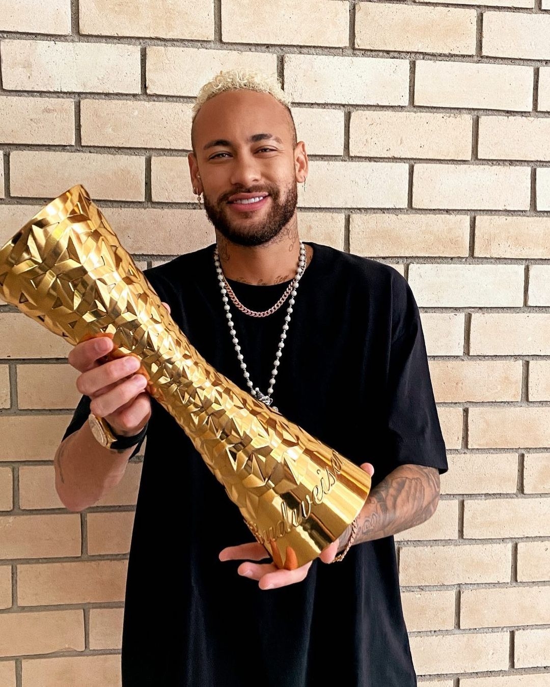 比利被Budweiser評為歷史最佳球員，尼馬代表他領取