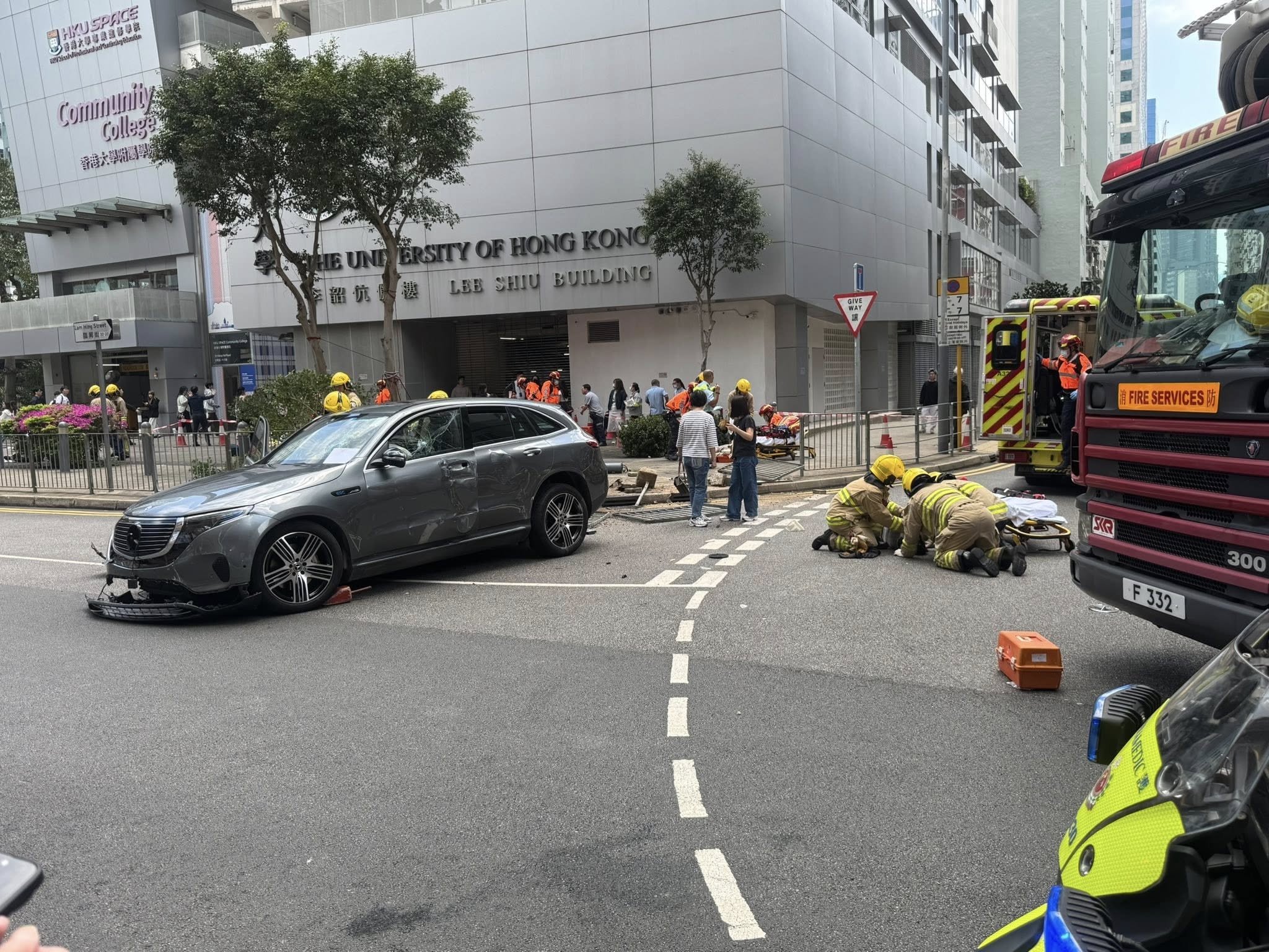 涉事私家車失事，撞斷欄杆剷上行人路，行人路上的樹倒塌，有傷者分別倒在行人路和馬路。（網上圖片）