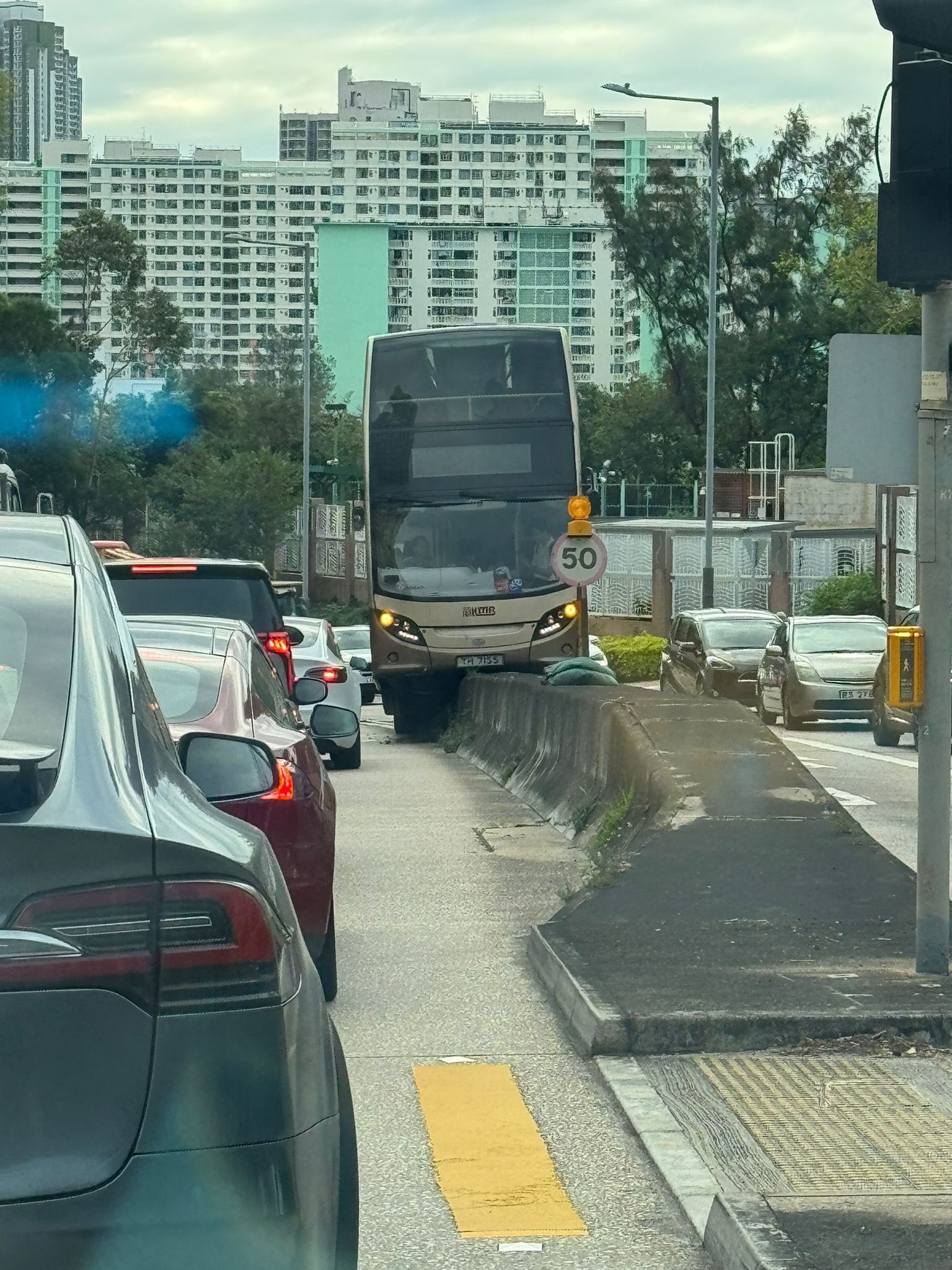 新清水灣道巴士失事車頭擱路壆　車轆凌空勁誇張　網民：玩生死時速 (FB@Bosco Chu)
