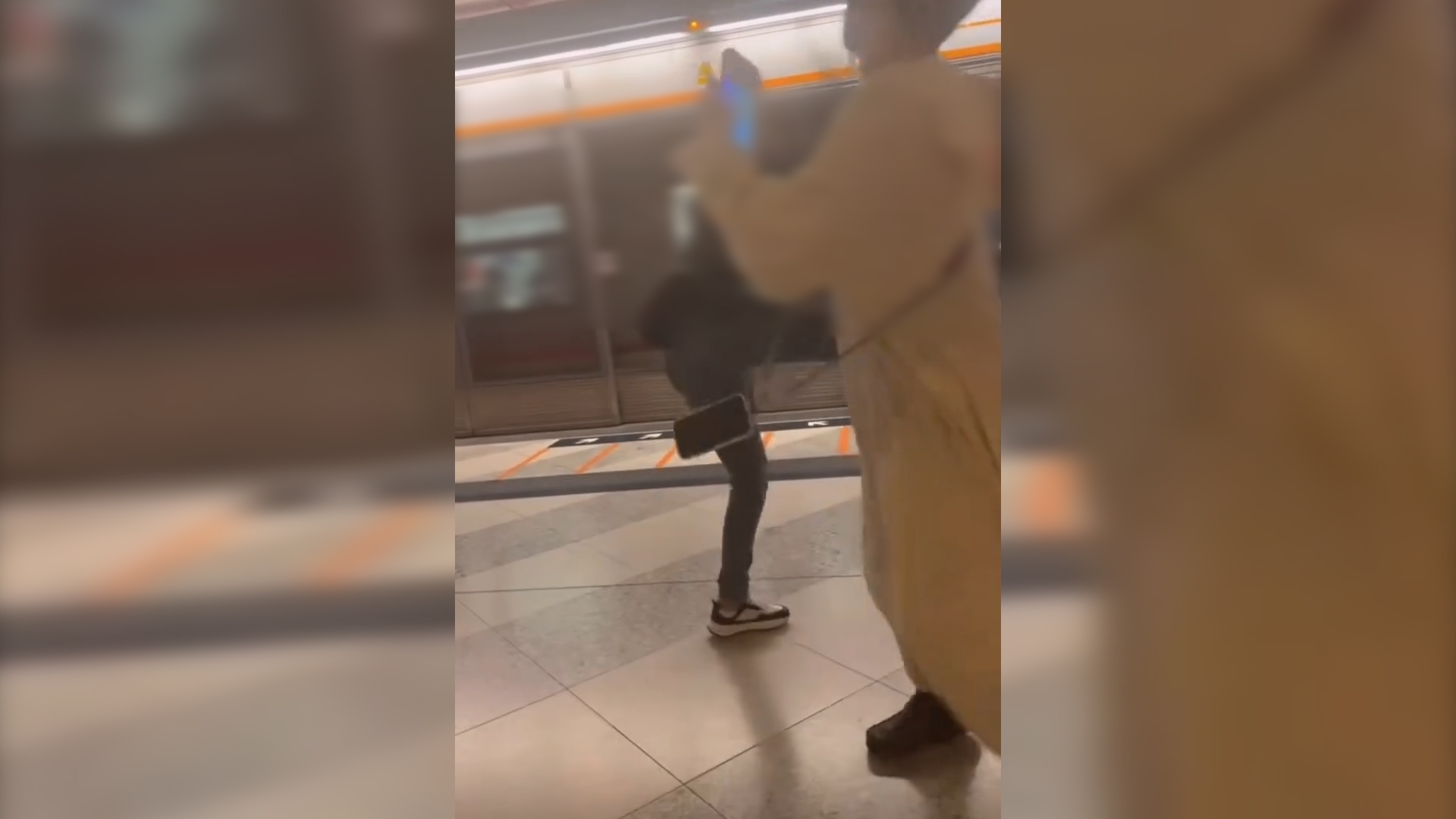 港鐵MMA｜屯門紅人VS飛腳大媽影片瘋傳　挑釁隻揪反被打到節節敗退