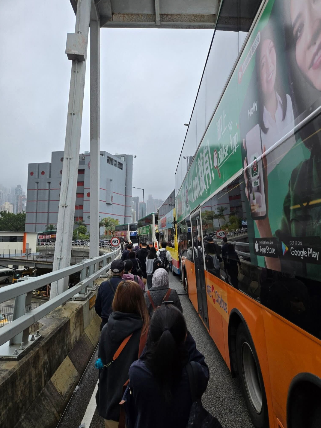 東區走廊貨Van失控自炒塞爆全線　巴士乘客集體「落橋逃亡」畫面曝光