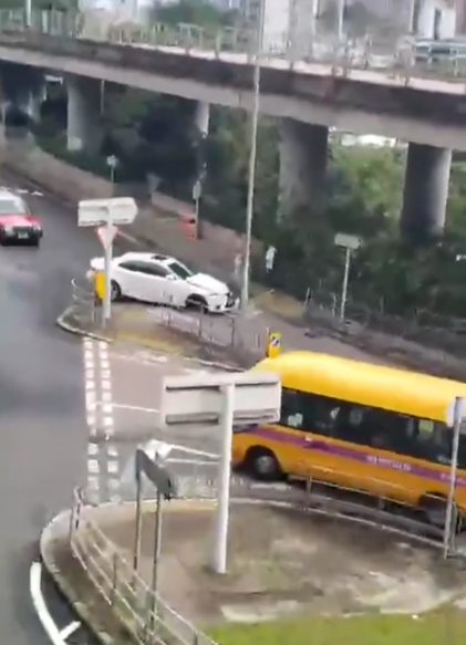 有片｜跑馬地私家車瘋狂亂駛鏟行人路。 (影片截圖)