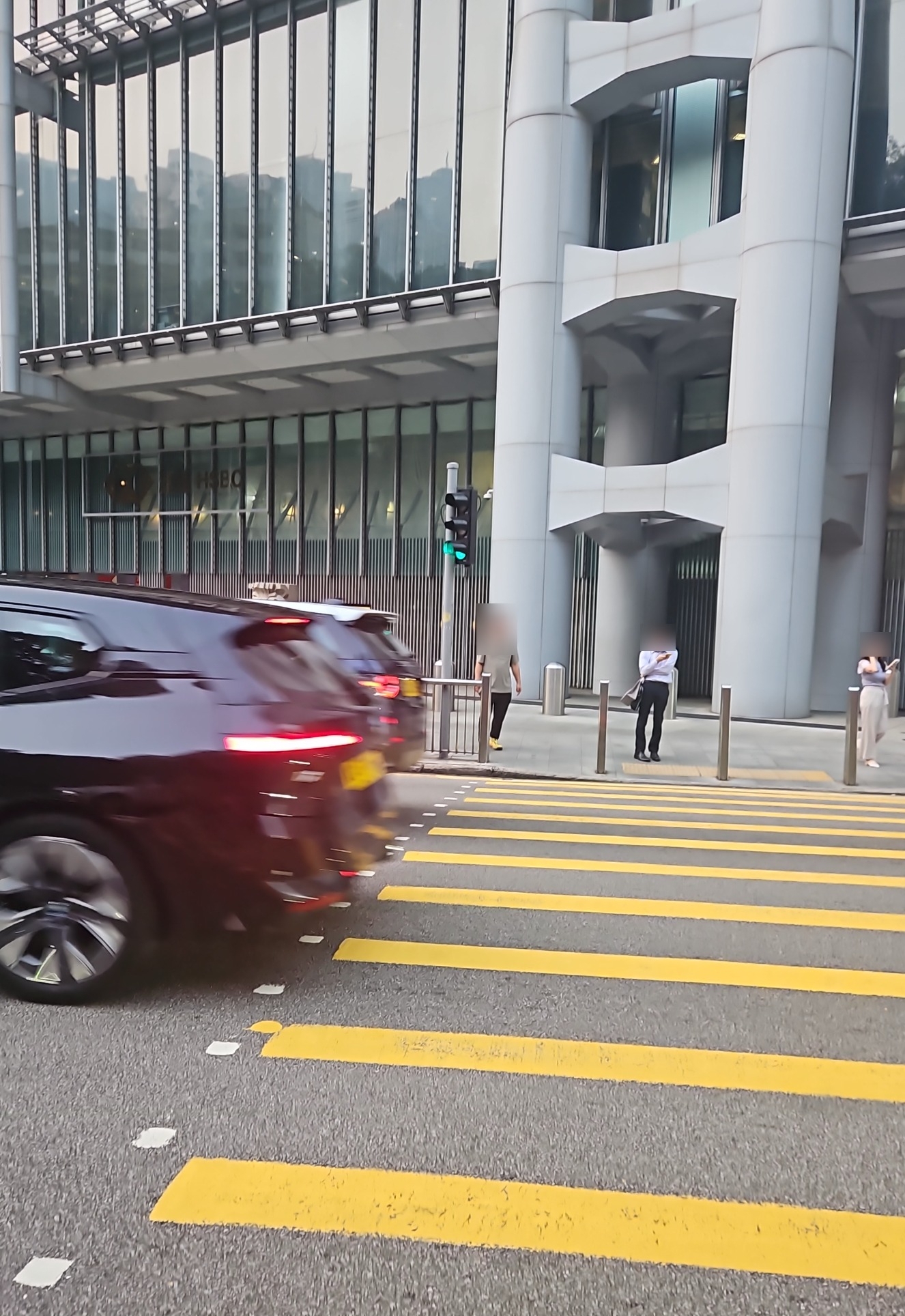 東張西望報料｜中環斑馬線交通燈「擰轉頭」　觀眾報料憂誤導司機行人過馬路 （觀眾G小姐報料）