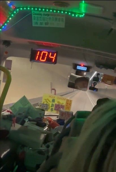 紅Van隧道車速開過百嚇壞乘客，網民留言大曬亡命小巴事蹟。(影片截圖)