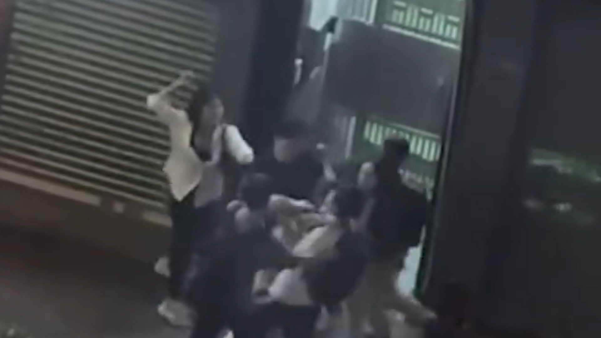 旺角MMA｜7男女砵蘭街打鬥　推撞拉扯勁混亂　糾纏間更撞商店鐵閘