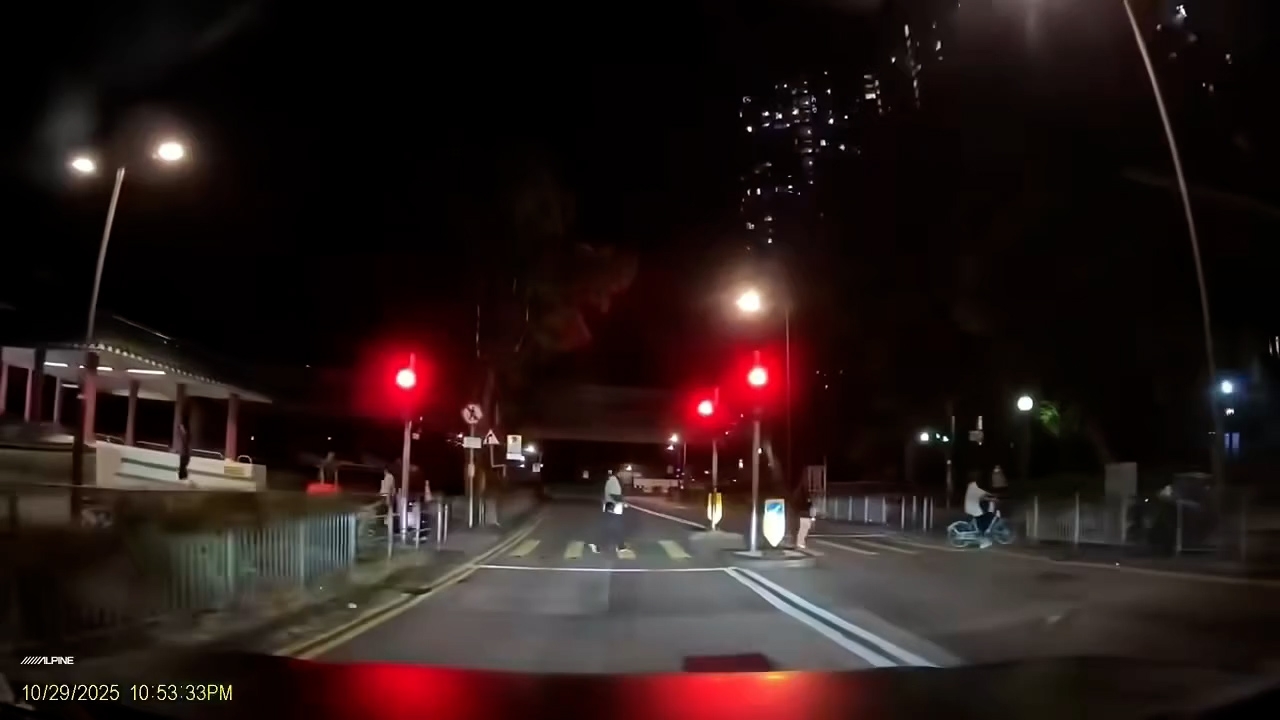 影片顯示，於昨日（10月30日）晚上10時許，在大埔太和橋附近一個行人過路處，數名男子以手推車，載著一名不省人事的男子橫過馬路。 （Threads影片截圖／benzbjrt）