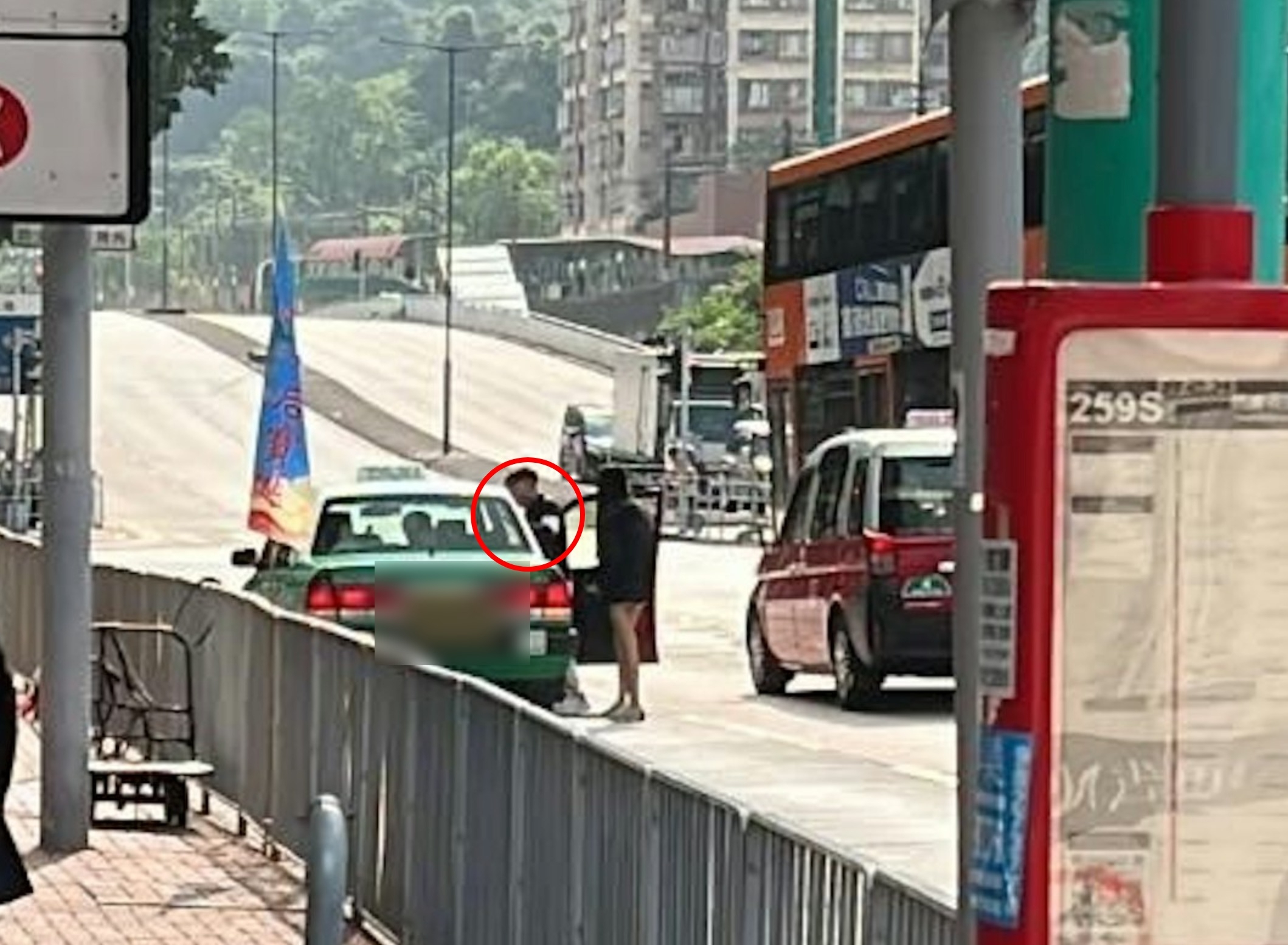 東張西望報料｜屯門男子衝杯渡路開的士車門毆打司機　警列「襲擊案」調查 （FB＠joe chan）