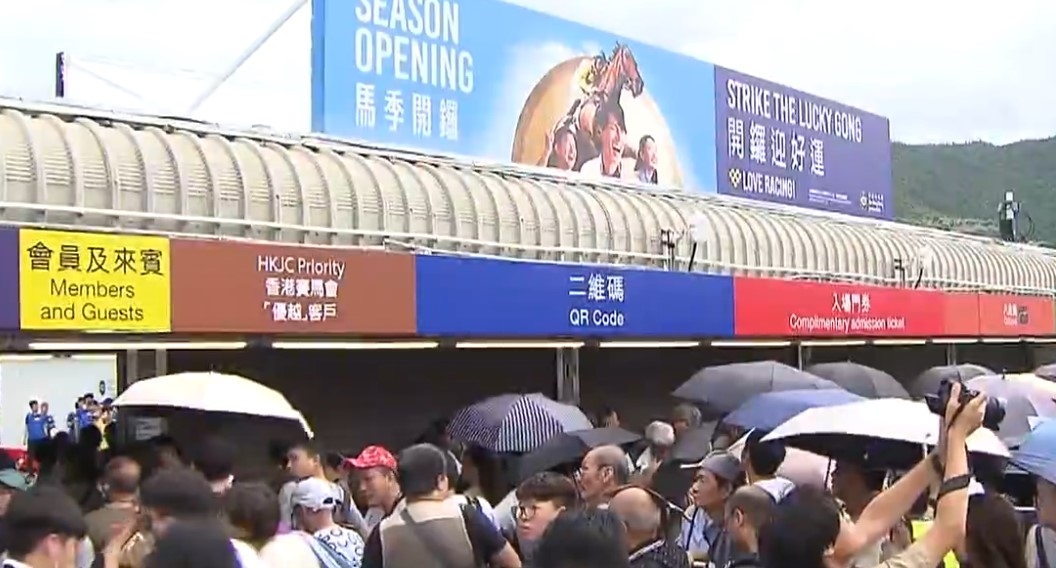 馬季開鑼｜馬迷未能提早入場被大雨淋濕　不滿表示「希望檢討下」
