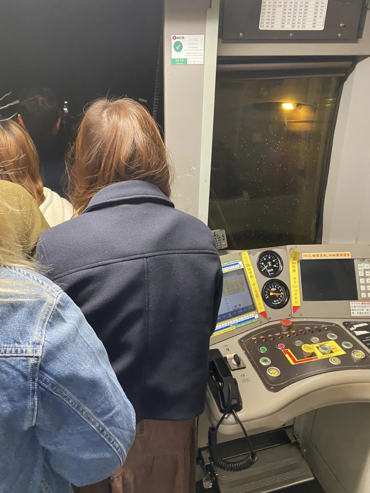 乘客烏燈黑火疏散