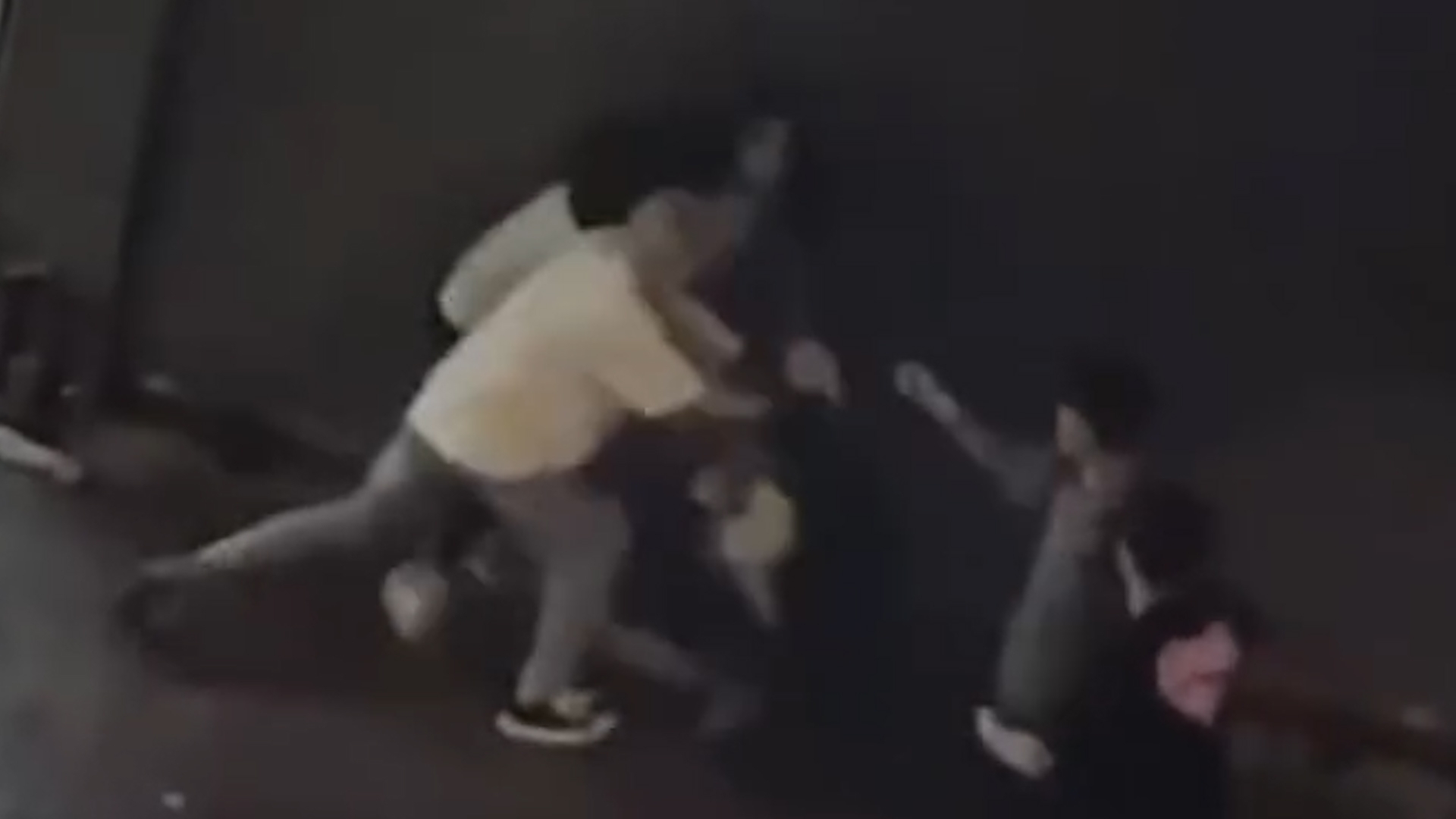 旺角MMA｜7男女砵蘭街打鬥　推撞拉扯勁混亂　糾纏間更撞商店鐵閘