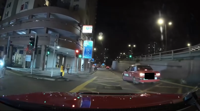 車Cam直擊｜荔枝角道男子中途落的士　司機踩油門撞乘客畫面曝光