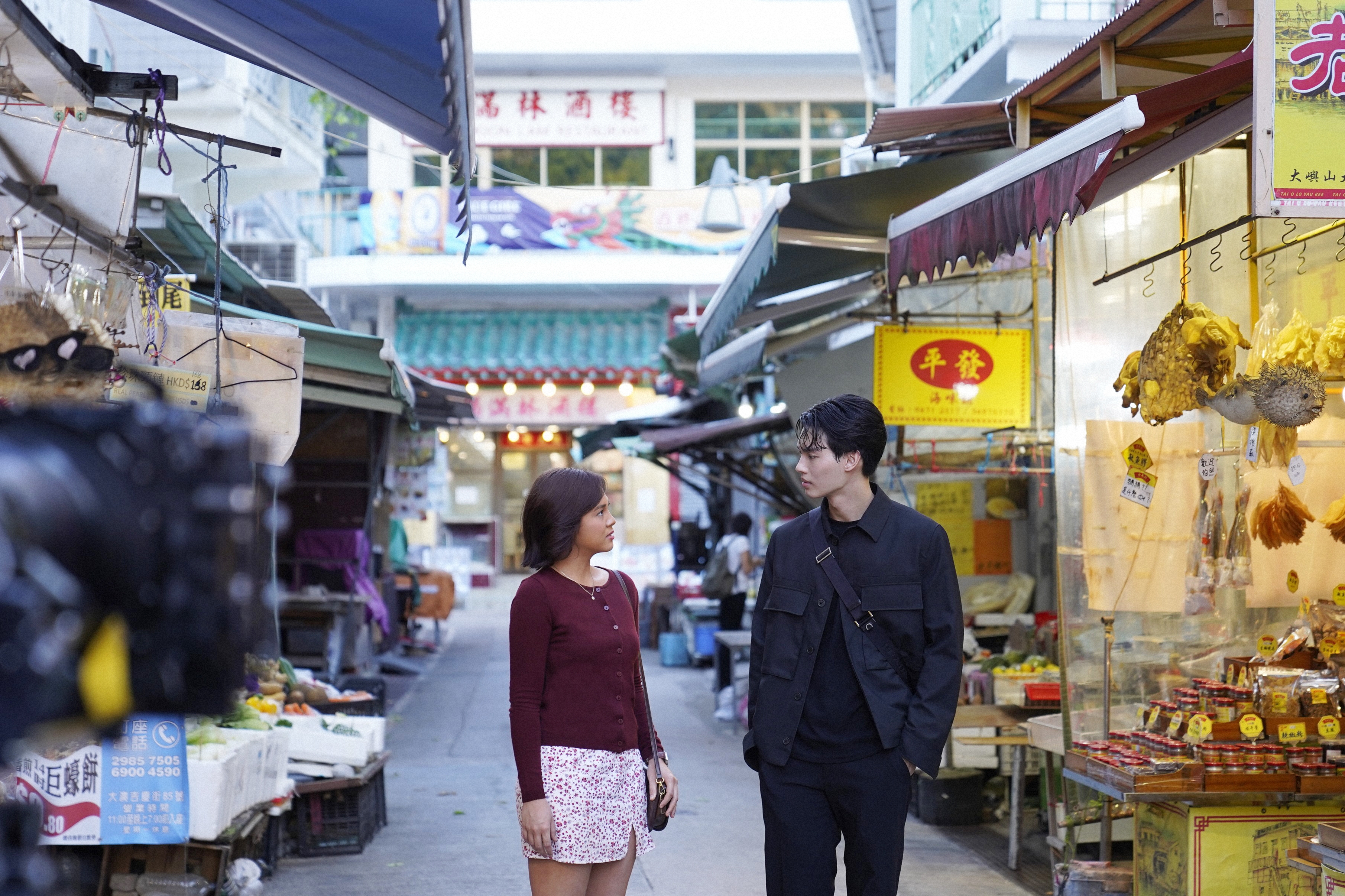 《Under Parallel Skies》 取景遍及香港舊區包括九龍城，更去到坪洲、大澳離島區。