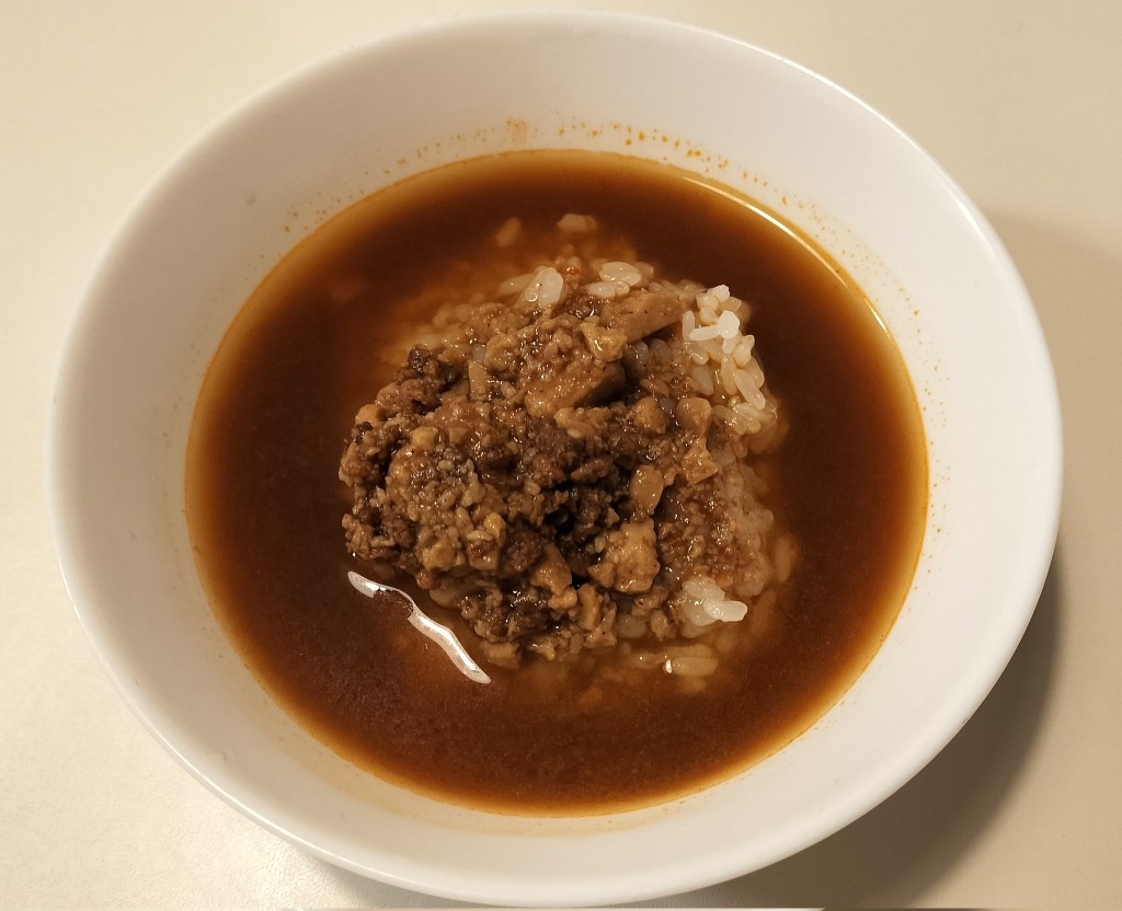 日本連鎖便利店羅森（Lawson）推出可飲用的麻婆豆腐，不過新產品上市後劣評如潮，有網民形容味道恐怖，甚至直言「這不是人類喝的飲料」。（X圖片／@make_gunpla_c）